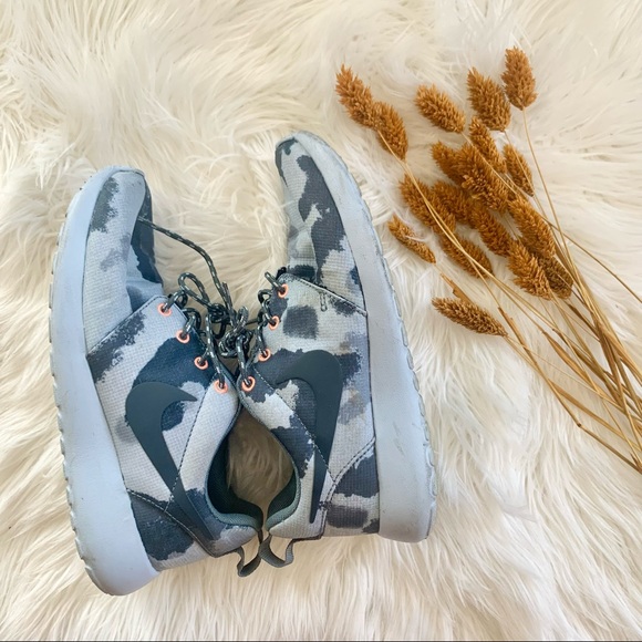NIKE ROSHE RUN BLUE CAMO PRINT SIZE 5 - Picture 4 of 6